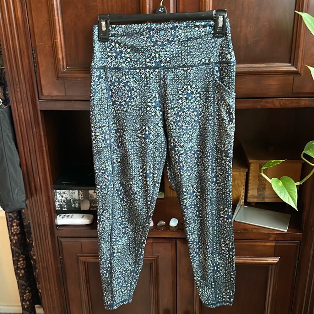 Women’s M BRAND NEW BCBG, athletic leggings.